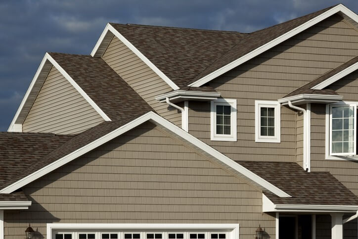 A picture of a contractor and homeowner shaking hands after a consultation