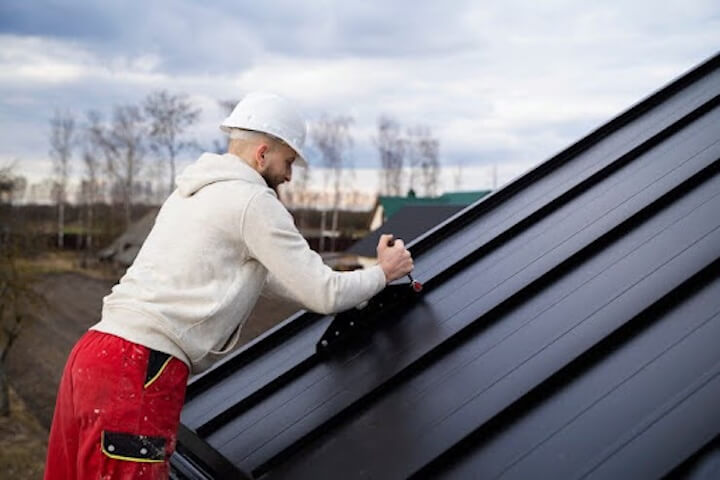 An image showing common gutter installation mistakes, such as improper slope or loose fasteners