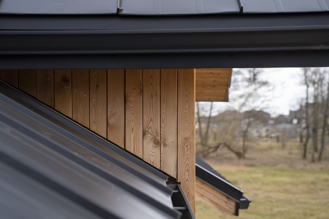 Roof with drip edge installed to protect fascia and direct rainwater